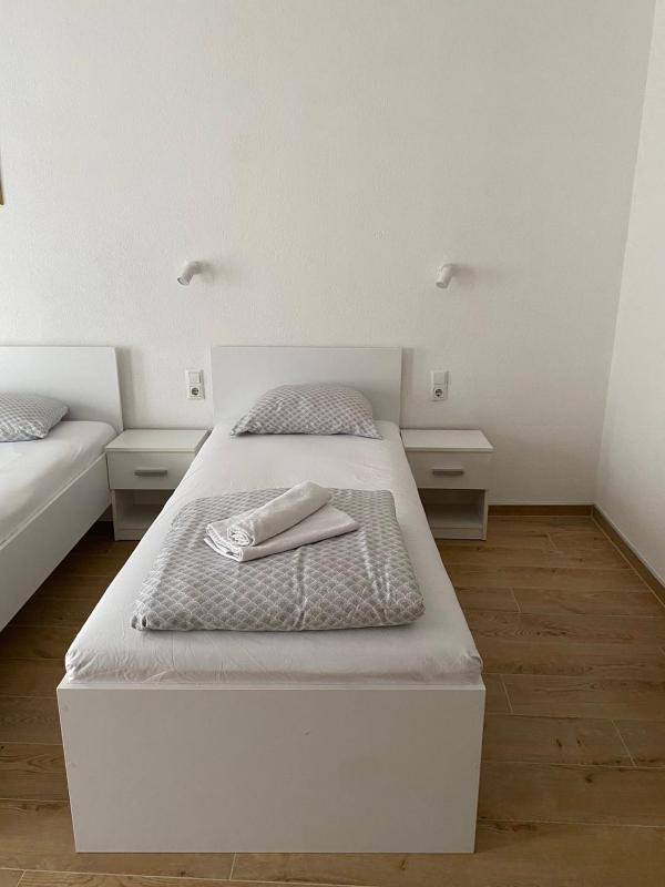 Large Single Room image 1