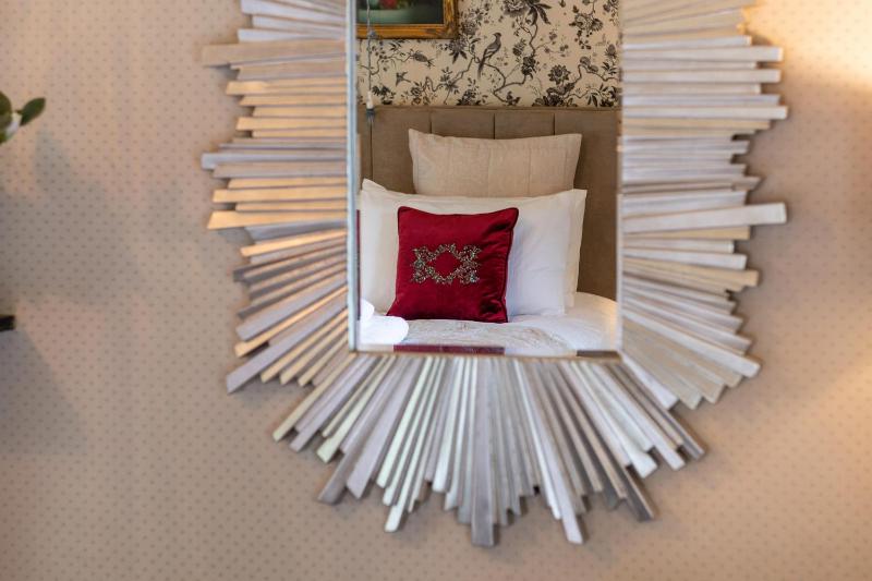 Superior King Room image 4