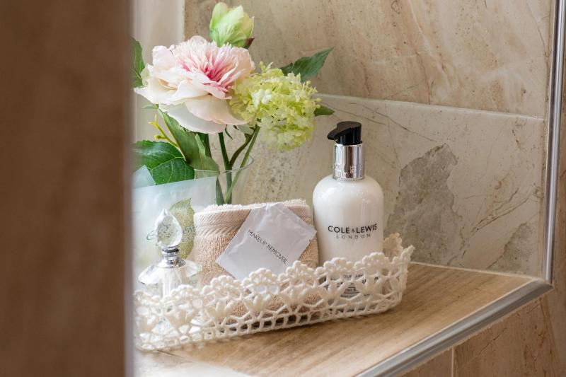 Superior King Room image 3