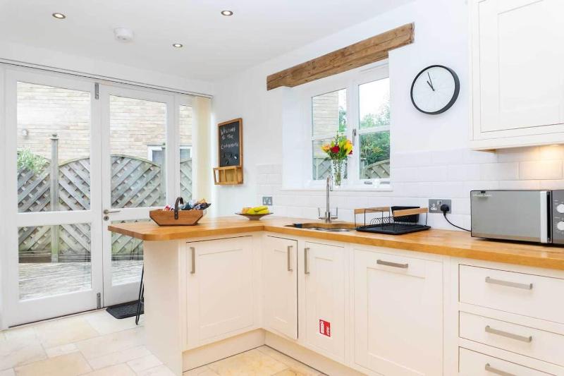 Luxury -Chelt Walking-2Bed-Long Stays-Parking - image 5
