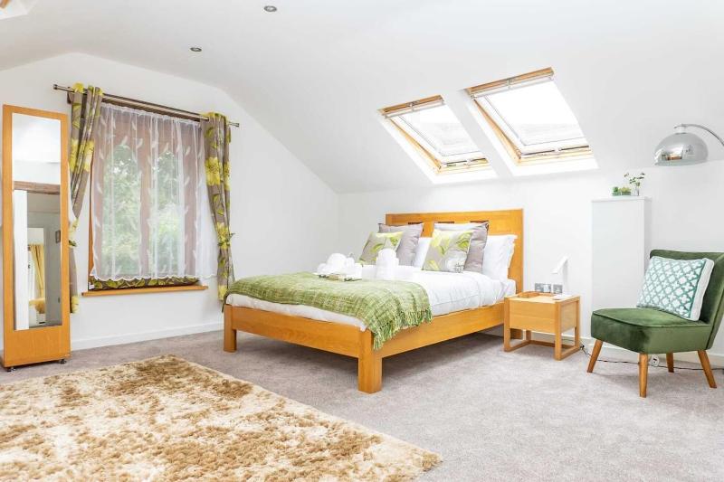 Luxury -Chelt Walking-2Bed-Long Stays-Parking - image 20