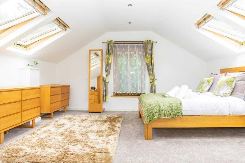 Luxury -Chelt Walking-2Bed-Long Stays-Parking - image 11