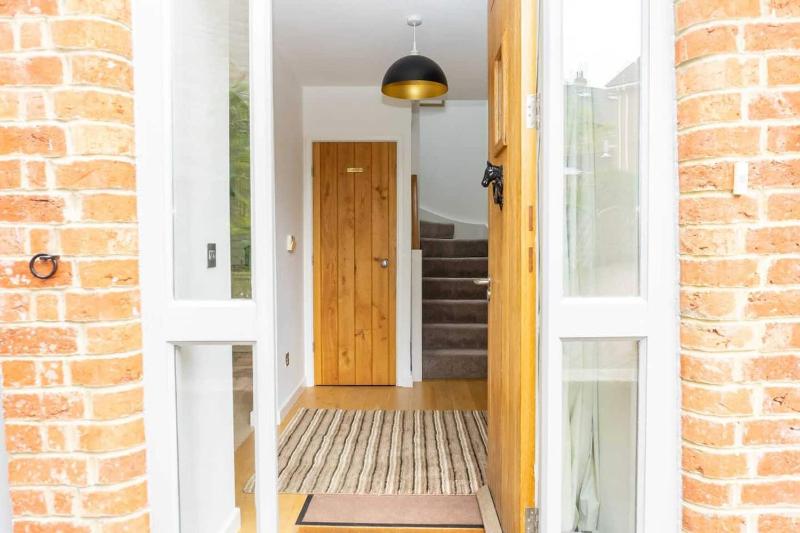 Luxury -Chelt Walking-2Bed-Long Stays-Parking - image 6