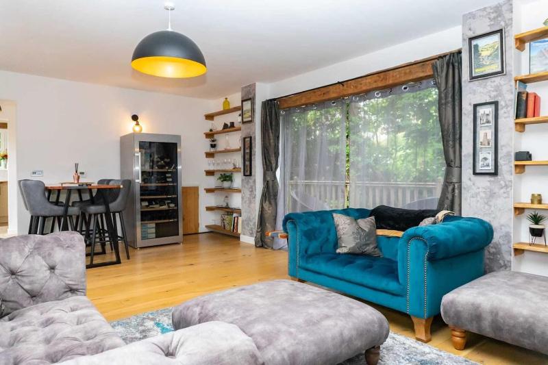 Luxury -Chelt Walking-2Bed-Long Stays-Parking - image 4