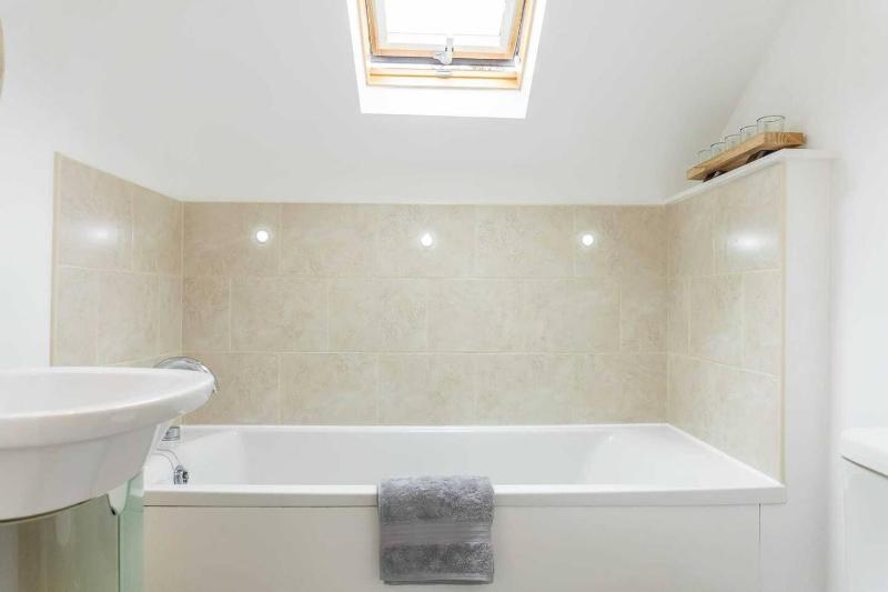 Luxury -Chelt Walking-2Bed-Long Stays-Parking - image 16