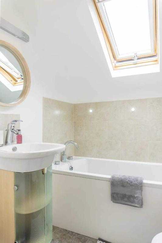 Luxury -Chelt Walking-2Bed-Long Stays-Parking - image 3