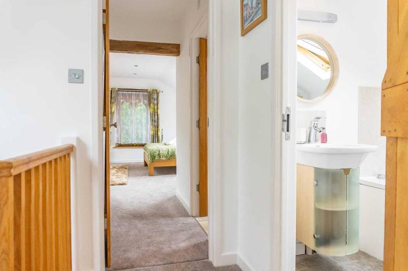 Luxury -Chelt Walking-2Bed-Long Stays-Parking - image 7