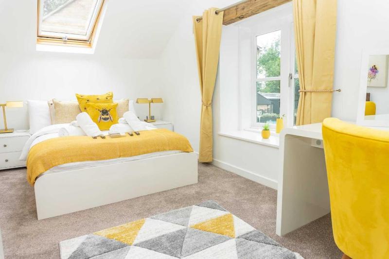 Luxury -Chelt Walking-2Bed-Long Stays-Parking - image 10