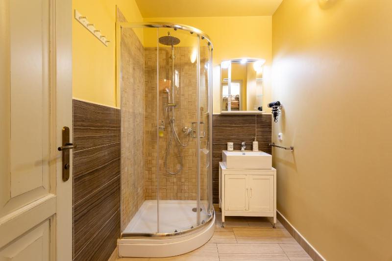 Deluxe Family Suite image 3