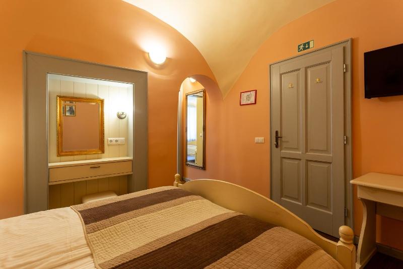 Deluxe Family Suite image 4