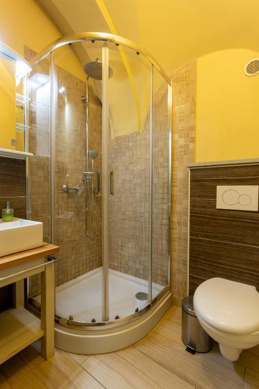 Twin Room with City View image 4