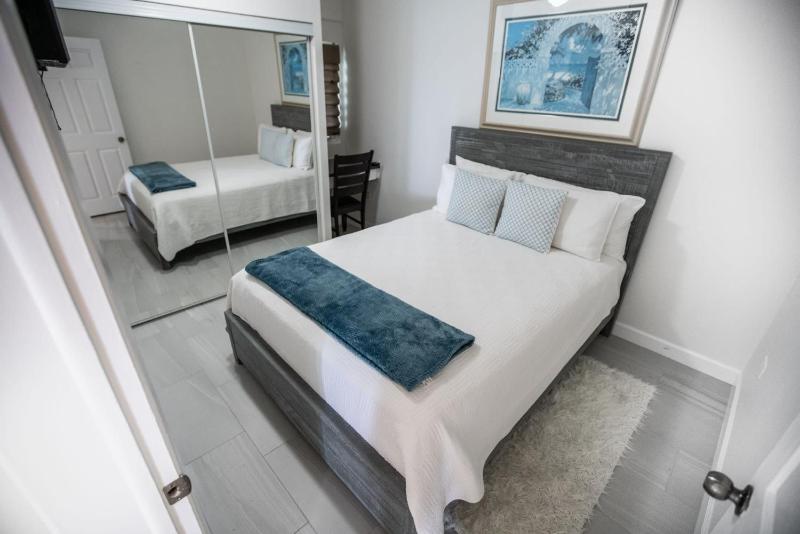 Enjoy Sunsets at Fully Equipped Condo at the Beach - image 4
