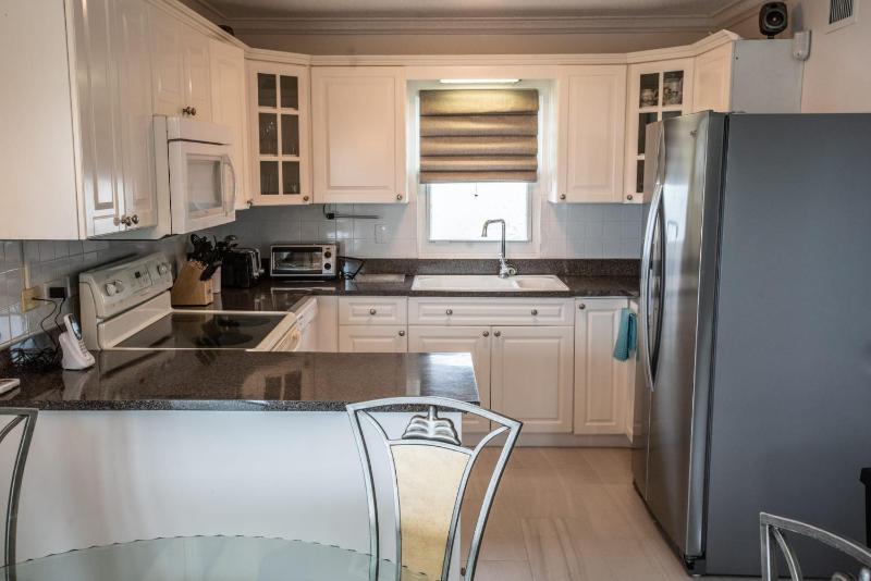 Enjoy Sunsets at Fully Equipped Condo at the Beach - image 10