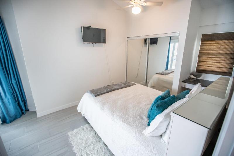 Enjoy Sunsets at Fully Equipped Condo at the Beach - image 9