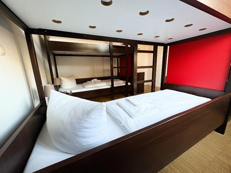 Quadruple Room with Shared Bathroom image 4