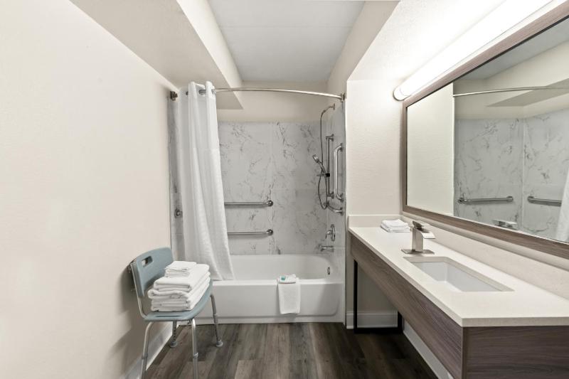 King Room with Tub - Disability Access/Non Smoking image 3