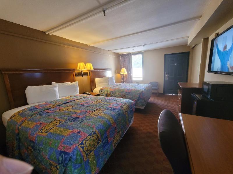 Queen Room image 4