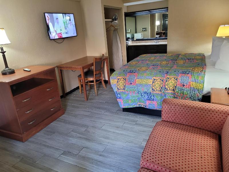 Deluxe King Room image 3