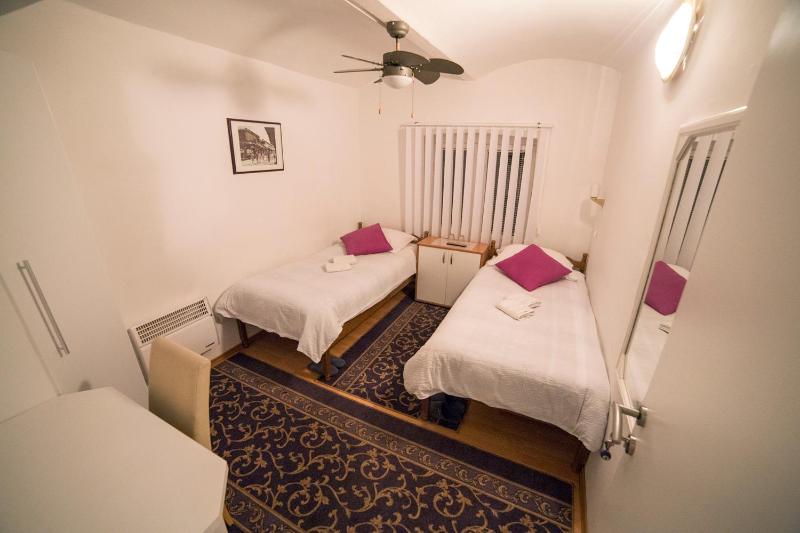 Twin Room with Shared Bathroom image 2