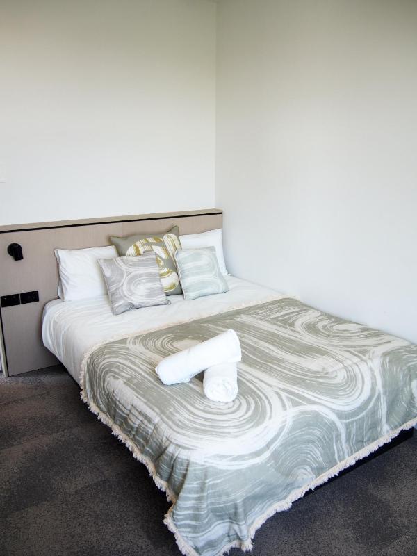 Standard Queen Room image 3
