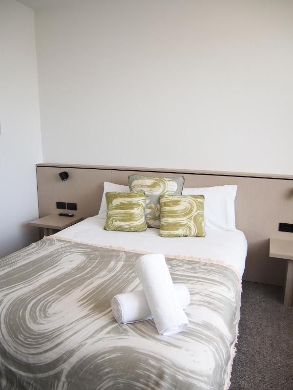 Deluxe Queen Room image 3