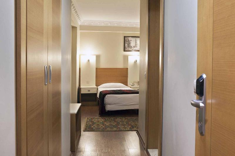 Standard Double or Twin Room image 1