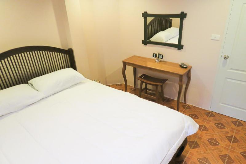 Deluxe Queen Room image 3