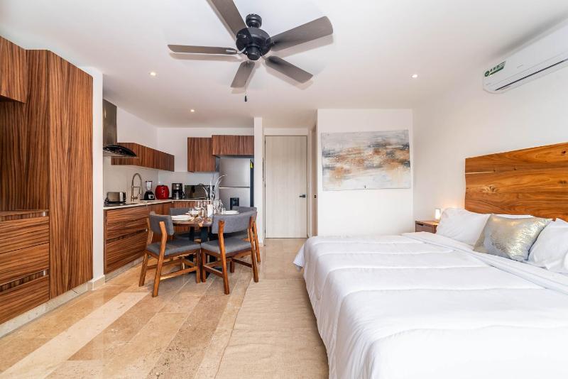King Suite with Balcony Gym Rooftop Pool - image 16