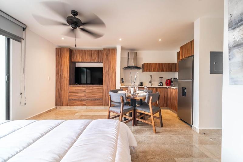 King Suite with Balcony Gym Rooftop Pool - image 15