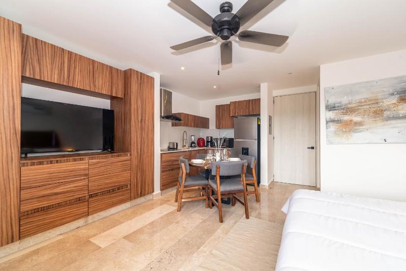 King Suite with Balcony Gym Rooftop Pool - image 4