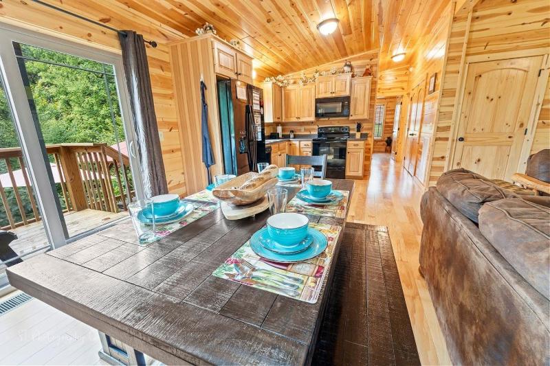 Foxes' Den Cabin with Private Hot Tub - image 19