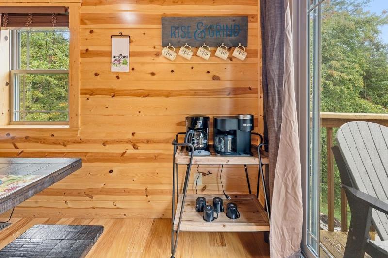 Foxes' Den Cabin with Private Hot Tub - image 26