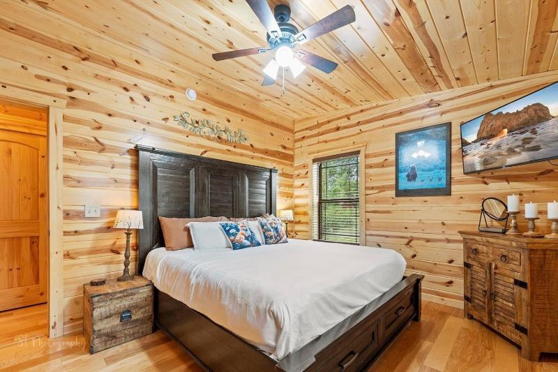 Foxes' Den Cabin with Private Hot Tub - image 33