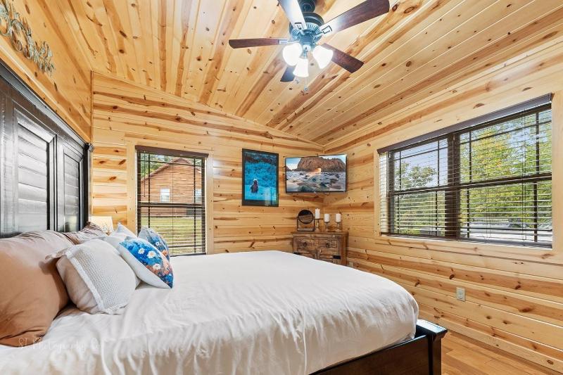 Foxes' Den Cabin with Private Hot Tub - image 22