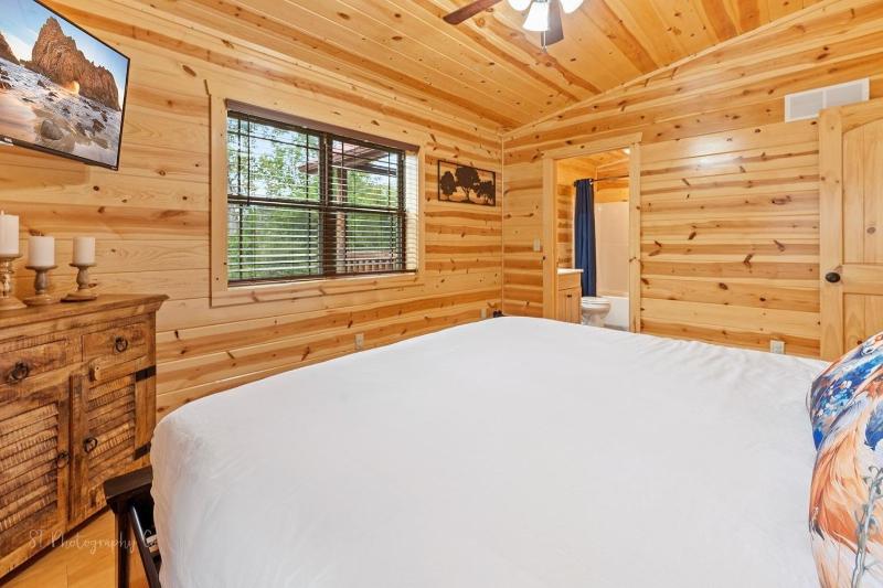 Foxes' Den Cabin with Private Hot Tub - image 29
