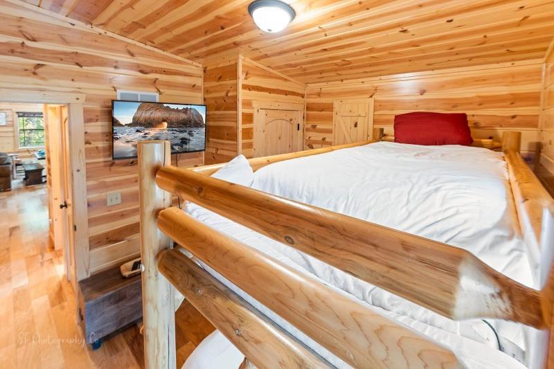 Foxes' Den Cabin with Private Hot Tub - image 40