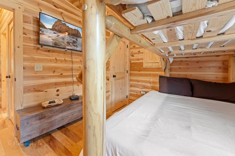 Foxes' Den Cabin with Private Hot Tub - image 15