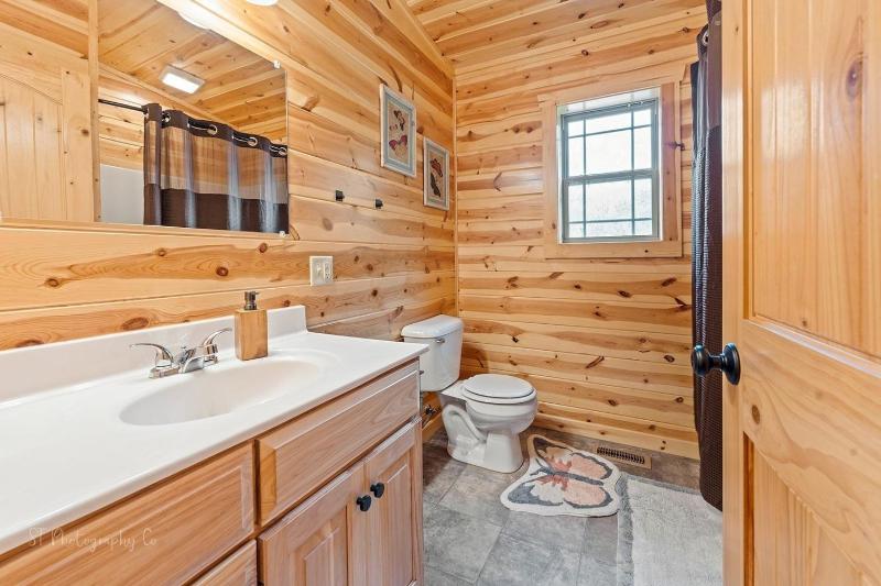 Foxes' Den Cabin with Private Hot Tub - image 38