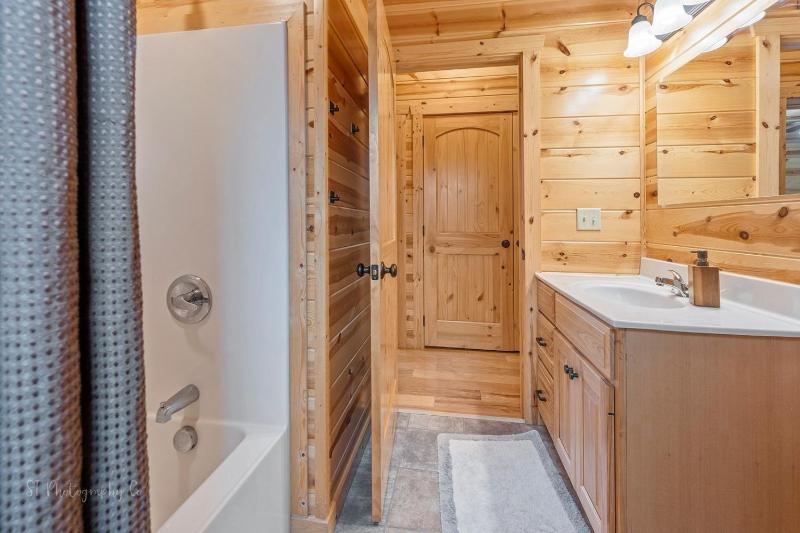 Foxes' Den Cabin with Private Hot Tub - image 17