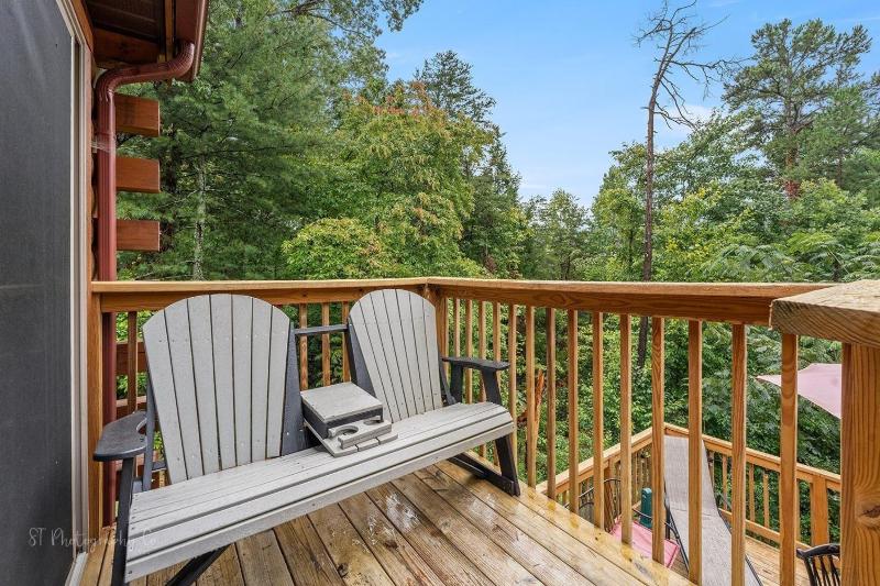Foxes' Den Cabin with Private Hot Tub - image 31
