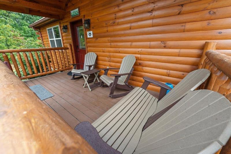 Foxes' Den Cabin with Private Hot Tub - image 41