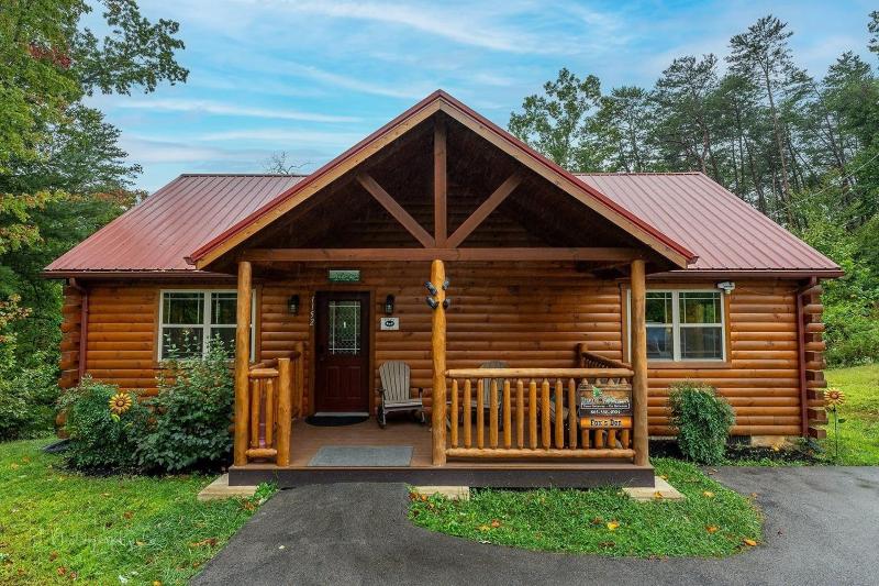 Foxes' Den Cabin with Private Hot Tub - image 4