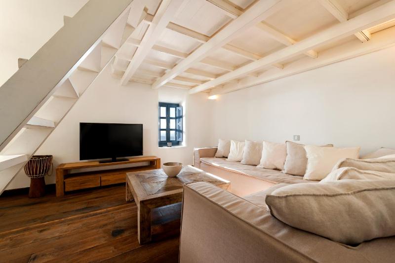 Loft Suite with access to Terrace with Shared Hot tub and Panoramic Caldera View image 3