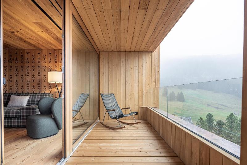 Junior Suite with Balcony image 2