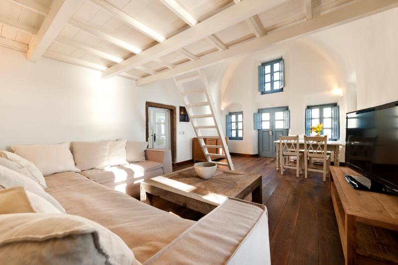 Loft Suite with access to Terrace with Shared Hot tub and Panoramic Caldera View image 1