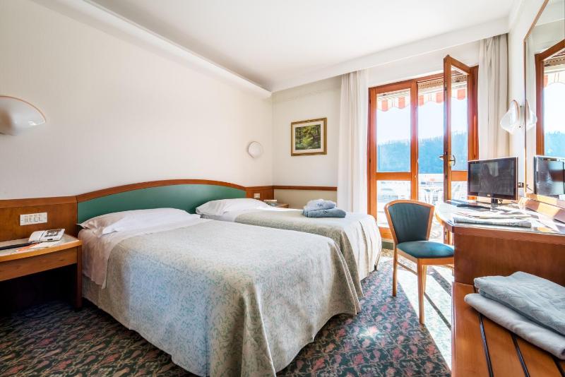 Twin Room with Pool View image 4