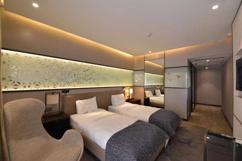 Superior Twin Room image 4