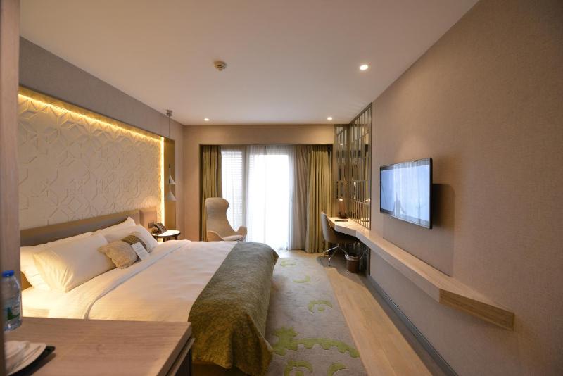 Superior King Room image 4