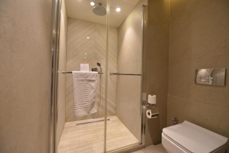 Superior King Room image 3