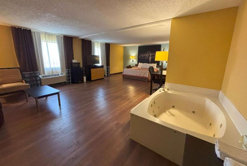 Deluxe King Studio Suite - Non-Smoking image 2